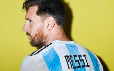 DP体育热评-C罗任意球打中人墙折射入网